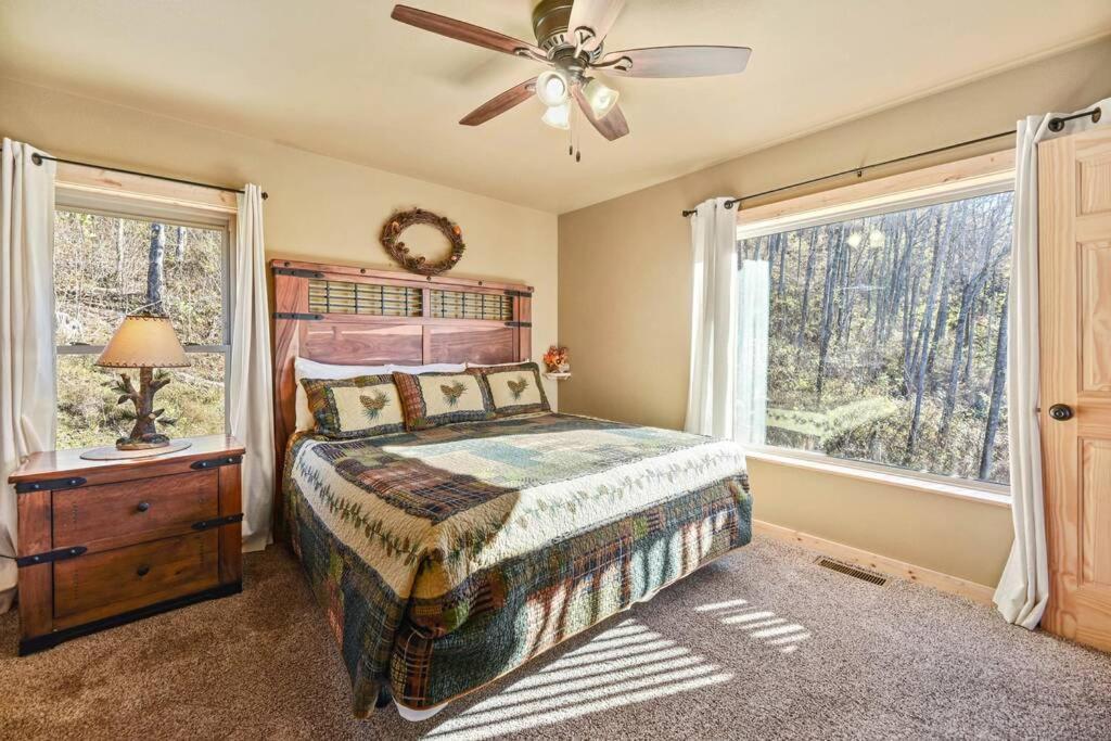 Walnut Ridge Cabin. Sleeps 7-11! Hot Tub, Pool Table, Minutes To Downtown Gatlinburg! Luaran gambar