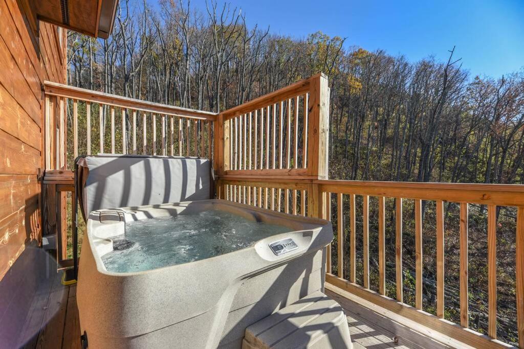 Walnut Ridge Cabin. Sleeps 7-11! Hot Tub, Pool Table, Minutes To Downtown Gatlinburg! Luaran gambar