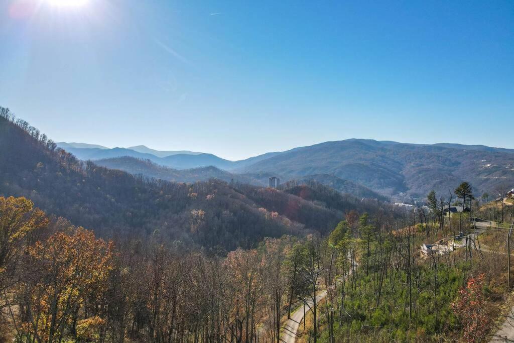 Walnut Ridge Cabin. Sleeps 7-11! Hot Tub, Pool Table, Minutes To Downtown Gatlinburg! Luaran gambar