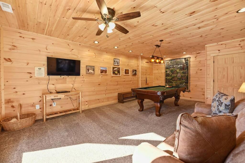 Walnut Ridge Cabin. Sleeps 7-11! Hot Tub, Pool Table, Minutes To Downtown Gatlinburg! Luaran gambar