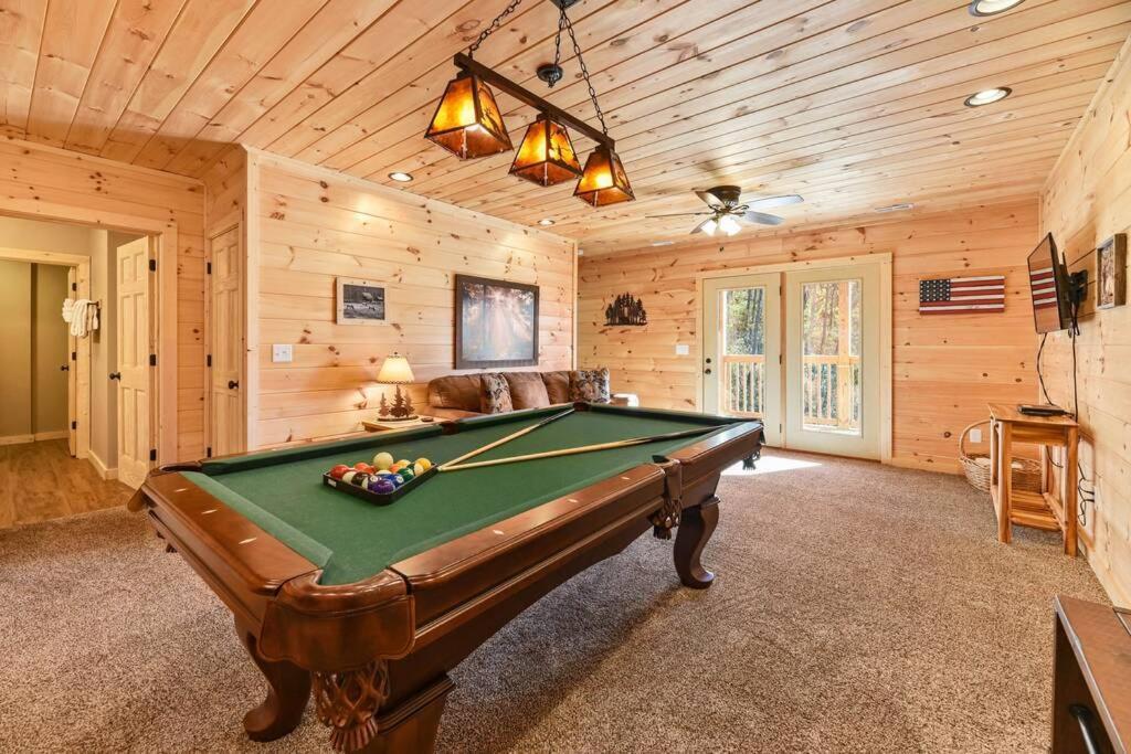 Walnut Ridge Cabin. Sleeps 7-11! Hot Tub, Pool Table, Minutes To Downtown Gatlinburg! Luaran gambar