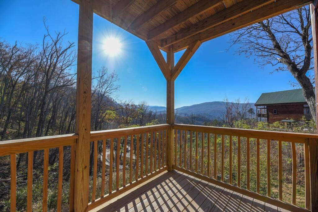 Walnut Ridge Cabin. Sleeps 7-11! Hot Tub, Pool Table, Minutes To Downtown Gatlinburg! Luaran gambar