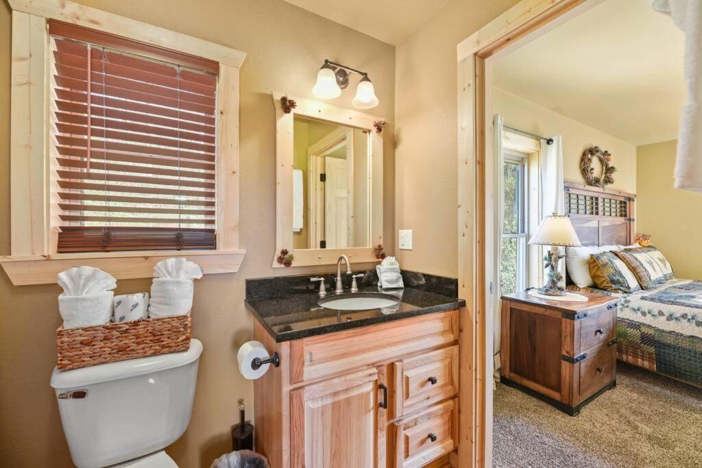 Walnut Ridge Cabin. Sleeps 7-11! Hot Tub, Pool Table, Minutes To Downtown Gatlinburg! Luaran gambar