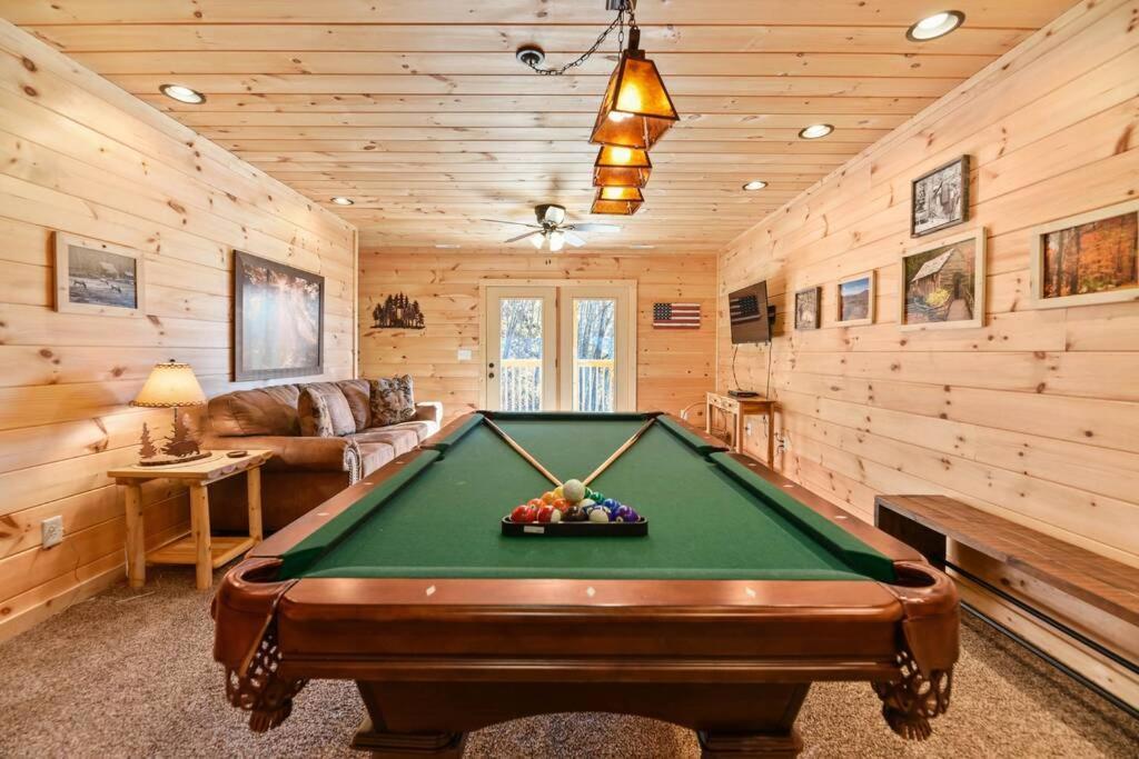 Walnut Ridge Cabin. Sleeps 7-11! Hot Tub, Pool Table, Minutes To Downtown Gatlinburg! Luaran gambar