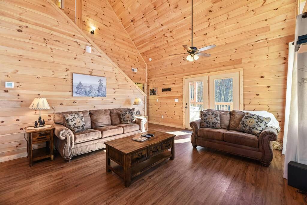 Walnut Ridge Cabin. Sleeps 7-11! Hot Tub, Pool Table, Minutes To Downtown Gatlinburg! Luaran gambar