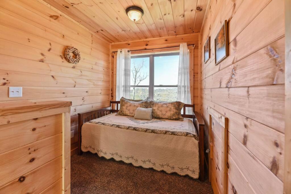 Walnut Ridge Cabin. Sleeps 7-11! Hot Tub, Pool Table, Minutes To Downtown Gatlinburg! Luaran gambar
