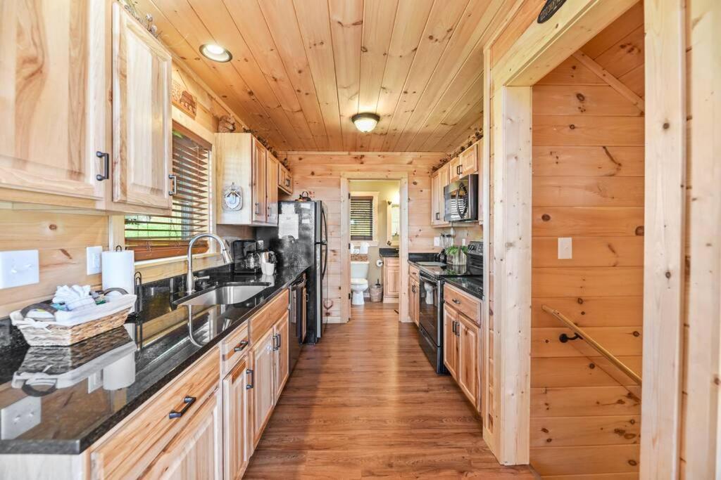 Walnut Ridge Cabin. Sleeps 7-11! Hot Tub, Pool Table, Minutes To Downtown Gatlinburg! Luaran gambar