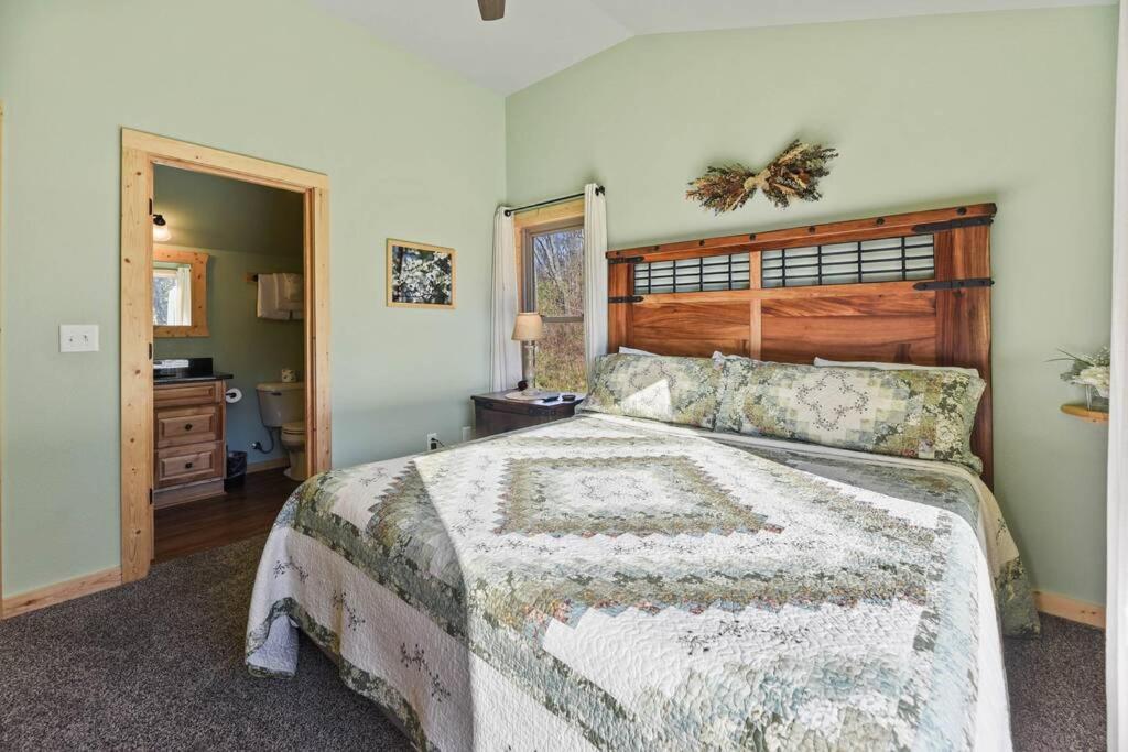 Walnut Ridge Cabin. Sleeps 7-11! Hot Tub, Pool Table, Minutes To Downtown Gatlinburg! Luaran gambar