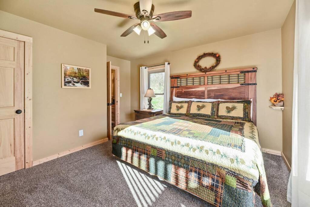 Walnut Ridge Cabin. Sleeps 7-11! Hot Tub, Pool Table, Minutes To Downtown Gatlinburg! Luaran gambar