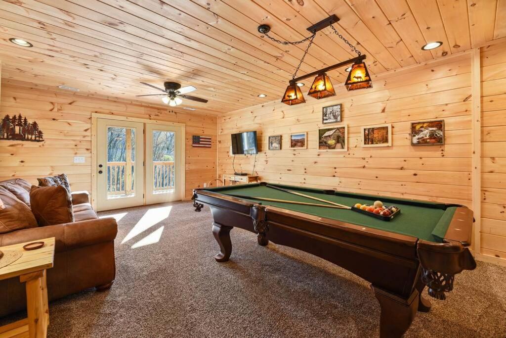 Walnut Ridge Cabin. Sleeps 7-11! Hot Tub, Pool Table, Minutes To Downtown Gatlinburg! Luaran gambar