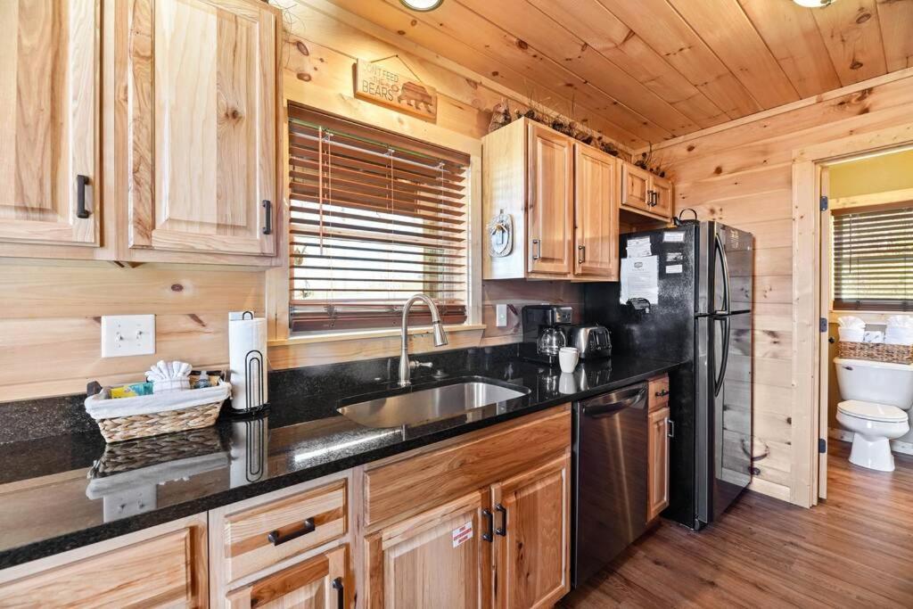 Walnut Ridge Cabin. Sleeps 7-11! Hot Tub, Pool Table, Minutes To Downtown Gatlinburg! Luaran gambar