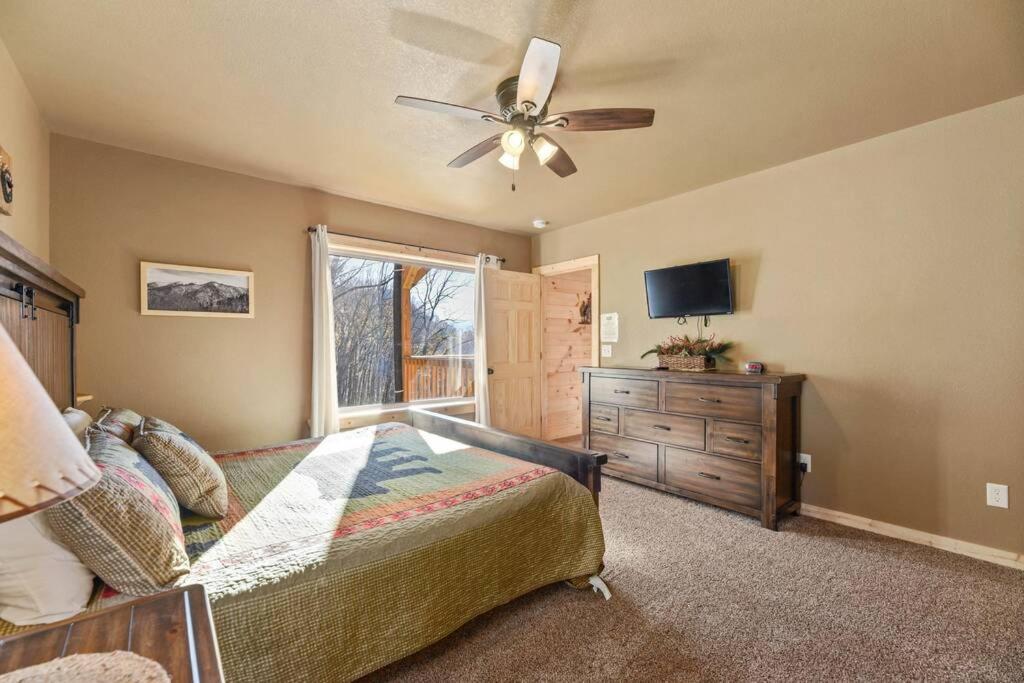 Walnut Ridge Cabin. Sleeps 7-11! Hot Tub, Pool Table, Minutes To Downtown Gatlinburg! Luaran gambar