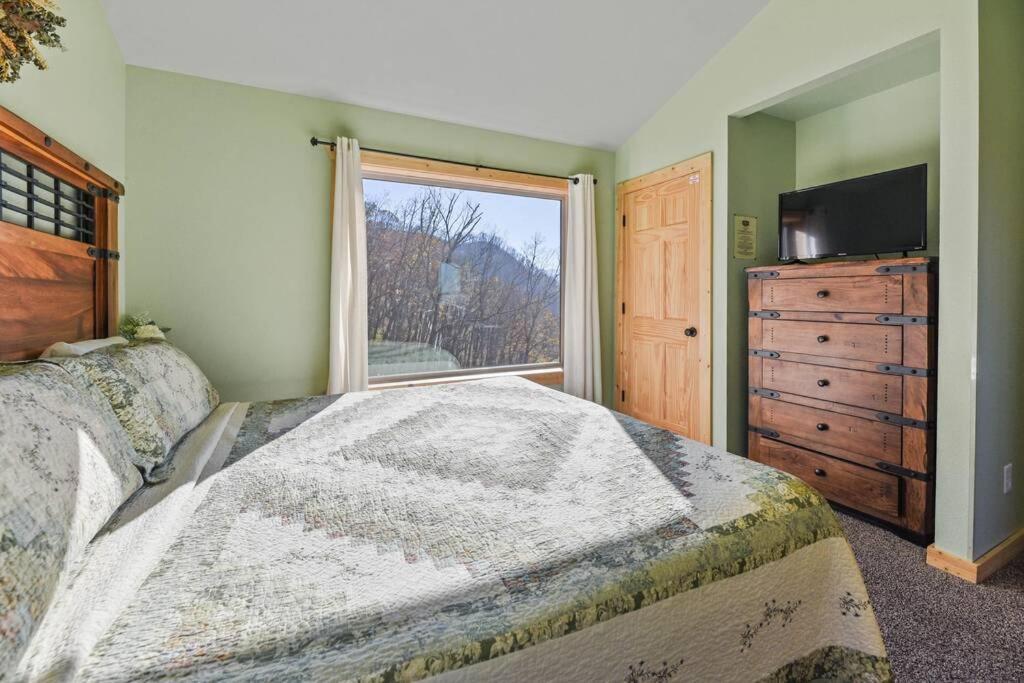 Walnut Ridge Cabin. Sleeps 7-11! Hot Tub, Pool Table, Minutes To Downtown Gatlinburg! Luaran gambar